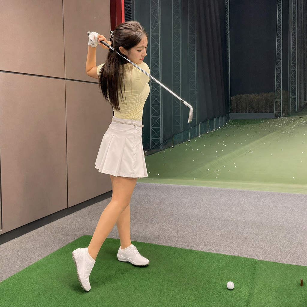 フィニッシュで胸と腰を回し切り、受けてから回る動きを完成させたゴルファー